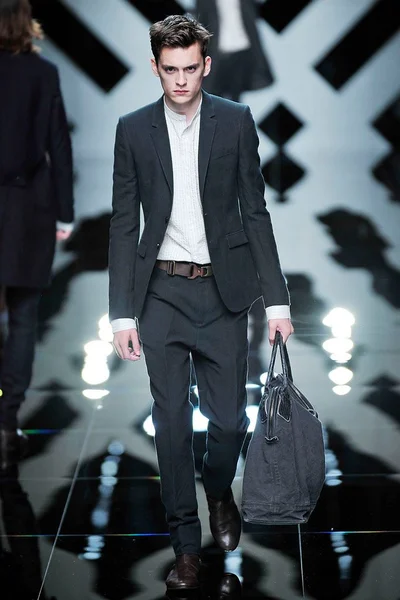 Look 15